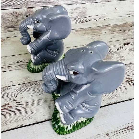 Retro baby elephant salt and pepper shakers/ dining /kitchen decor - Picture 4 of 10